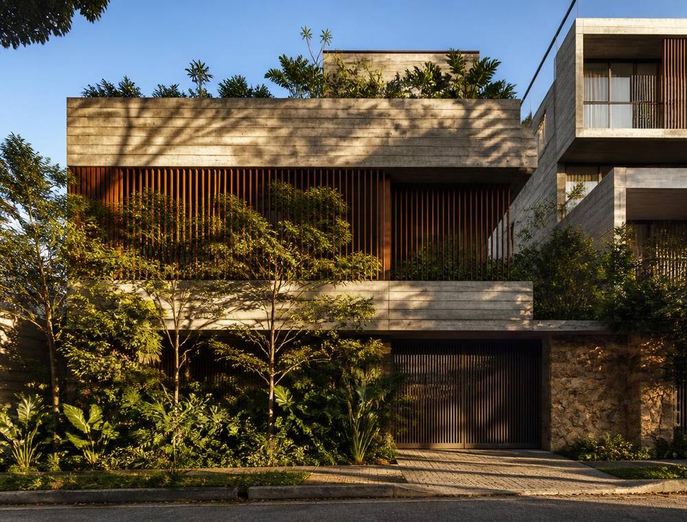 Fachada de residência contemporânea brasileira em concreto e madeira